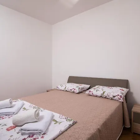 Josipa 아파트 트로기르