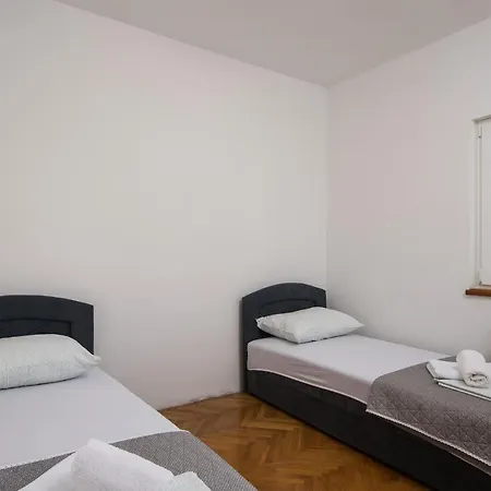 Josipa 아파트 트로기르